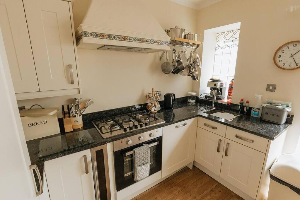 Fir Tree Cottage - Cosy 3 Bed Cottage In Penrhyn Bay With Beautiful Sea Views And Access To Snowdonia Rhôs-on-Sea Exteriör bild
