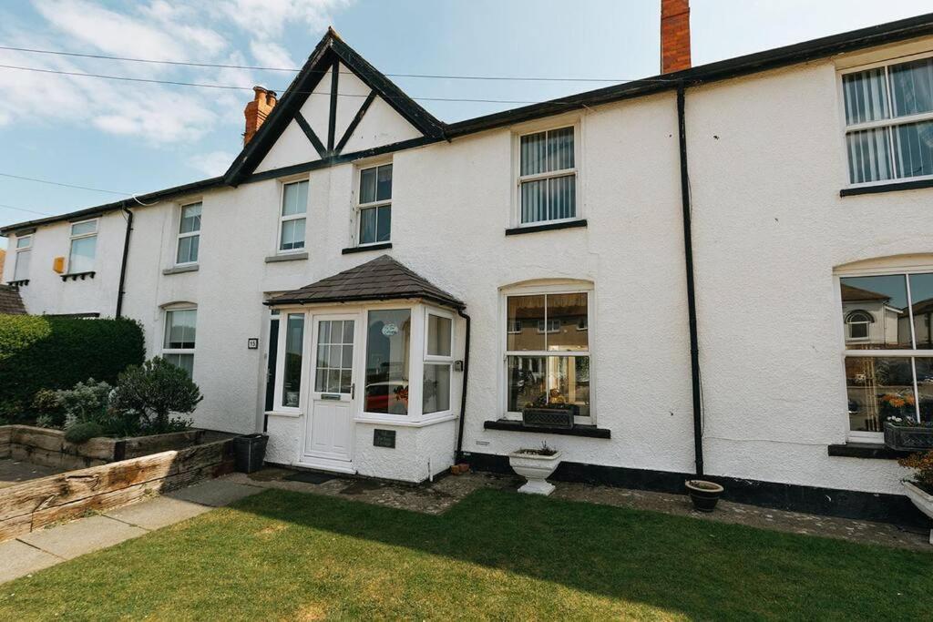 Fir Tree Cottage - Cosy 3 Bed Cottage In Penrhyn Bay With Beautiful Sea Views And Access To Snowdonia Rhôs-on-Sea Exteriör bild