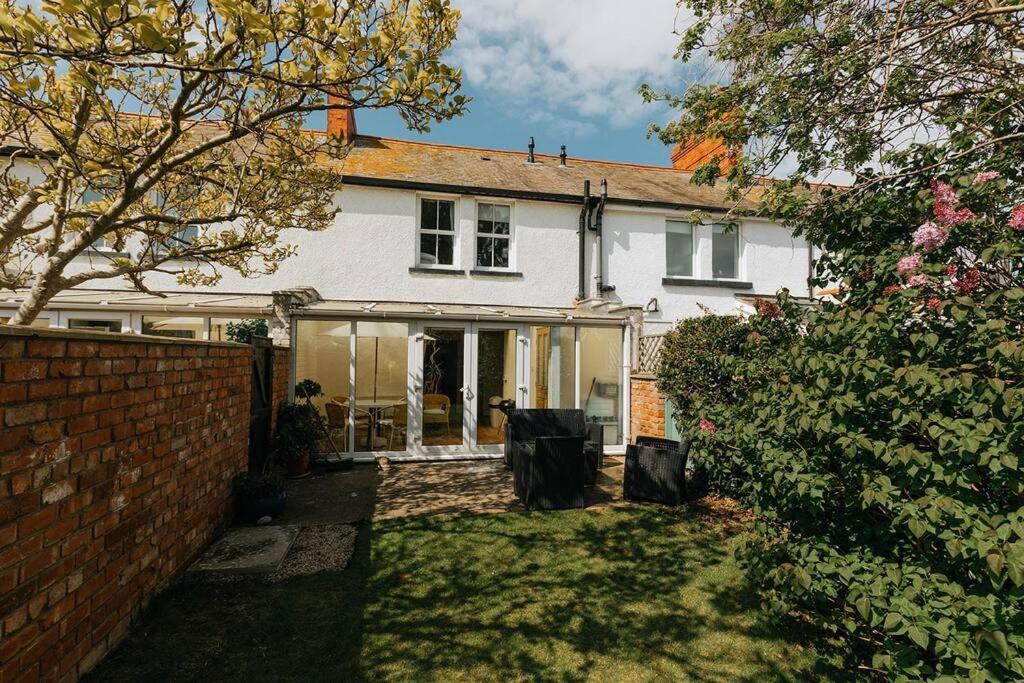 Fir Tree Cottage - Cosy 3 Bed Cottage In Penrhyn Bay With Beautiful Sea Views And Access To Snowdonia Rhôs-on-Sea Exteriör bild