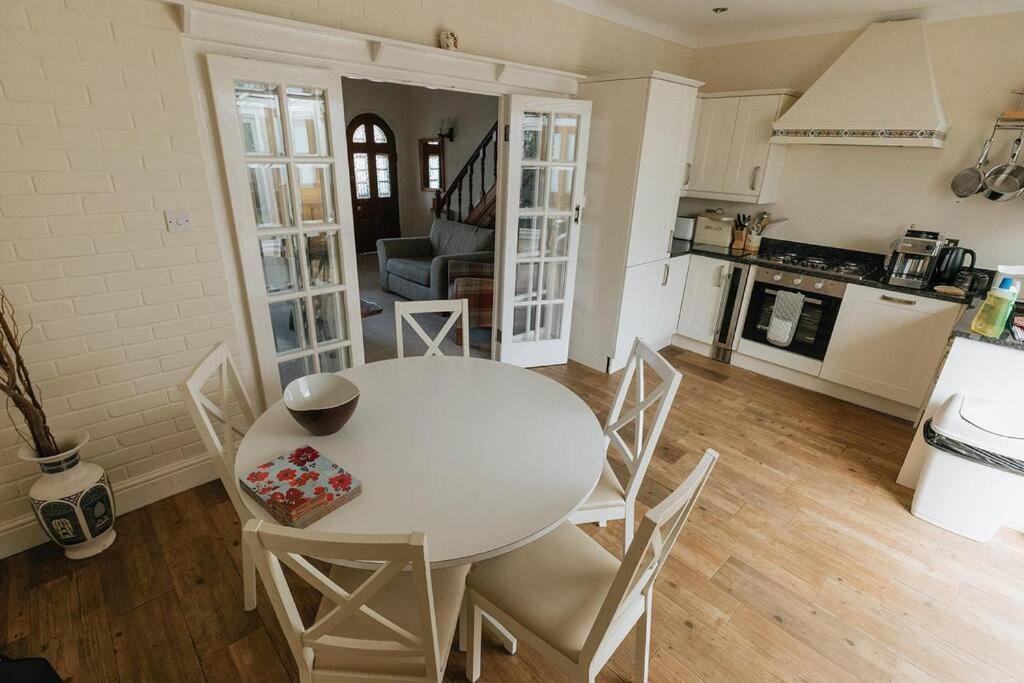 Fir Tree Cottage - Cosy 3 Bed Cottage In Penrhyn Bay With Beautiful Sea Views And Access To Snowdonia Rhôs-on-Sea Exteriör bild