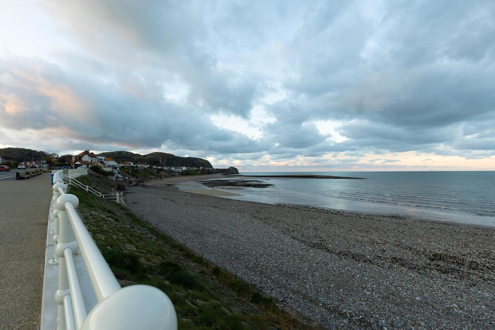 Fir Tree Cottage - Cosy 3 Bed Cottage In Penrhyn Bay With Beautiful Sea Views And Access To Snowdonia Rhôs-on-Sea Exteriör bild