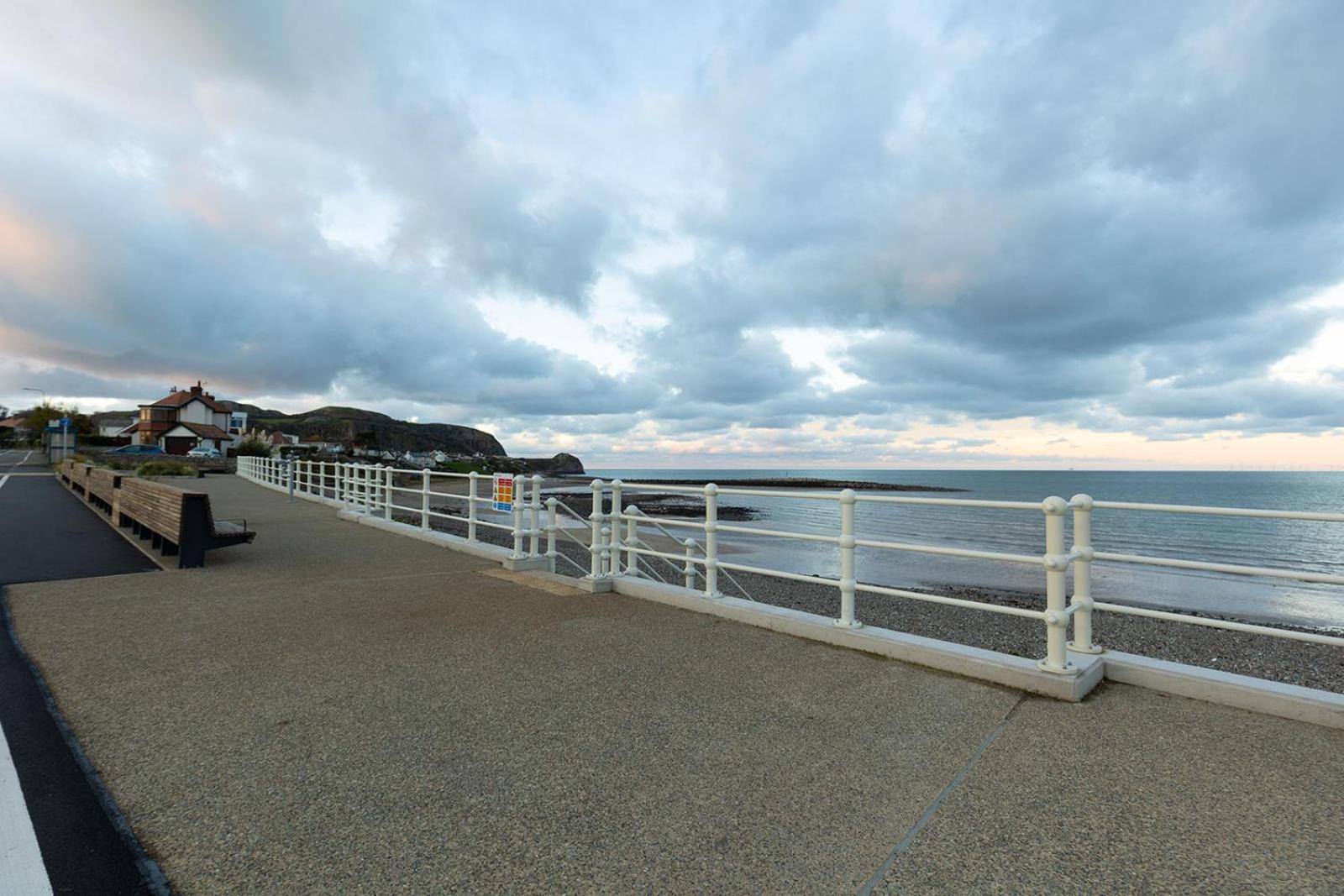 Fir Tree Cottage - Cosy 3 Bed Cottage In Penrhyn Bay With Beautiful Sea Views And Access To Snowdonia Rhôs-on-Sea Exteriör bild